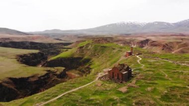 Türkiye 'nin Kars kentindeki Ani arkeoloji sahasının manzaralı havası - Ani' nin ortaçağ şehir kalıntıları ilkbaharda. İpek yolunun bir parçası