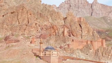 Pasha Sarayı 'ndaki tarihi eser müzesi camii. Muhteşem kayalık manzarası var. Eski Bayezid Cami, Ishak Paşa Sarayı yakınlarındaki cami, Dogub