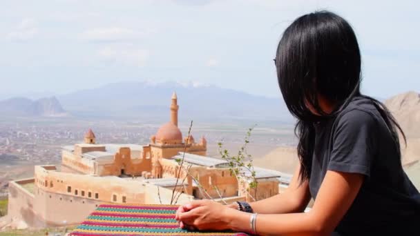 Caucasian Woman Sit Cafe Enjoy Views Ishka Pasha Palace Distance — Video Stock