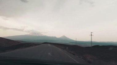 Asfalt yolda, doğada, macera turunda Kars 'taki Ararat Dağı zirvesine doğru bir bakış açısı. Yol gezisi merkezi anadolu, Türkiye