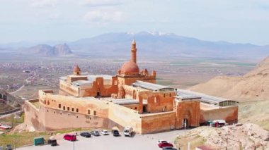 Ishakpasa, Ishak Paşa Sarayı, otoparkı ve turisti var. Dogubayazit, Türkiye