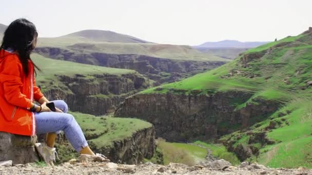 Female Tourist Enjoy Sunny Windy Day Ani Archeological Site Watch — 비디오