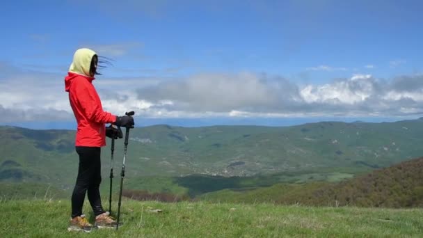 Panning View Solo Female Stand Hill Top Outdoors Enjoy Mountains — Video