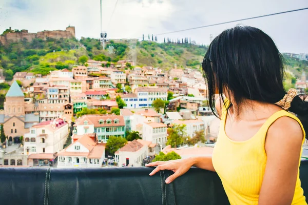 Νεαρή Καυκάσια Τουρίστρια Κοιτάζει Μέσα Από Παράθυρο Στην Παλιά Πόλη — Φωτογραφία Αρχείου