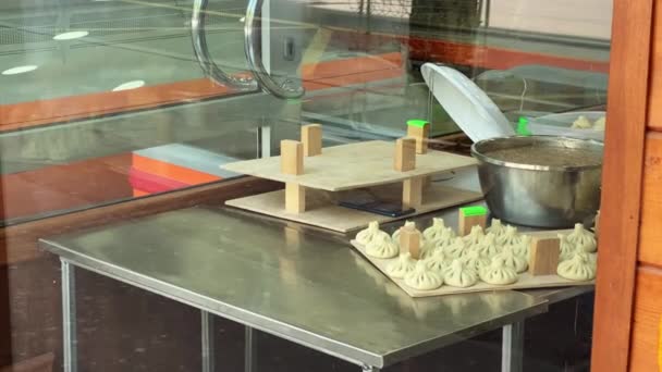 Κοντινό Τραπέζι Γυναίκα Προετοιμάσει Khinkali Κρέας Στο Εστιατόριο Τιφλίδα Παραδοσιακή — Αρχείο Βίντεο