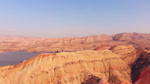 在具有水库背景的Mravaltskaro 空中观光客漫步在色彩斑斓的彩虹沙漠峡谷中 感受着独特的质感 格鲁吉亚旅游目的地 — 图库视频影像