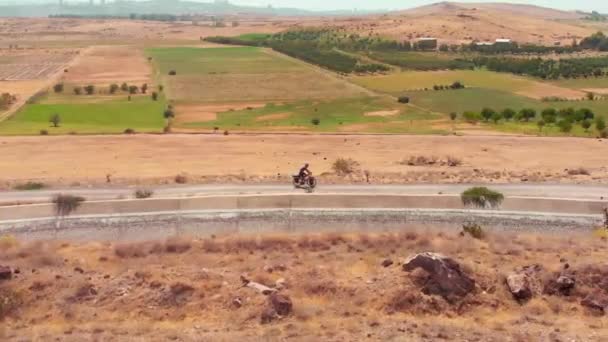 Vue Aérienne Homme Caucasien Solitaire Vélo Randonnée Campagne Entièrement Chargé — Video