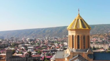  Tiflis 'teki Kutsal Üçlü Katedrali' nin havadan görünüşü Sameba mimarisi. Kafkasya 'daki Hristiyanlık. Gürcistan' ın ünlü simgeleri.