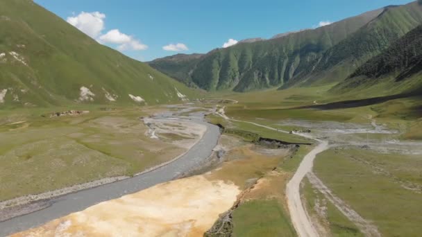 Kafkas Dağları Ndaki Güzel Turistin Beyaz Tur Minibüsünün Havadan Görünüşü — Stok video