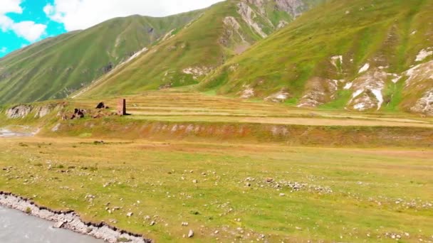 Truso Vadisi Ndeki Eski Tarihi Kule Kalıntıları Kazbegi Milli Parkı — Stok video