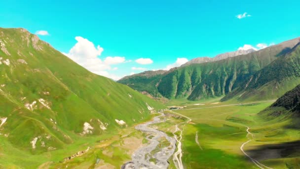 Vzdušné Stoupající Pohled Údolí Truso Krajina Řekou Kazbegi Hory Pozadí — Stock video