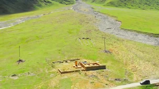 Luchtfoto Auto Voertuig Reizen Truso Vallei Passeren Historische Ruïnes Site — Stockvideo