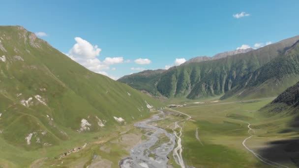 Truso Vadisi Nin Nehir Kazbegi Dağlarının Arka Plan Manzaralı Havadan — Stok video