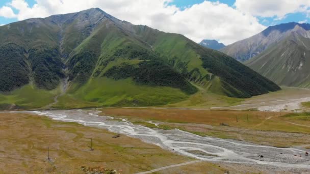Повітряний Вид Долину Річки Трусо Проходить Прекрасним Рельєфом Гір Кавказу — стокове відео