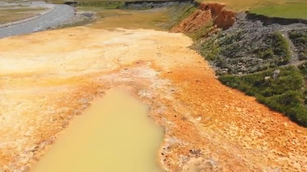 景区空中近距离观察天然矿泉资源的橙色纹理和图案 特鲁索山谷矿物资源 — 图库视频影像