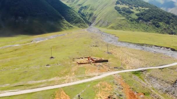 Drohnenpiloten Fliegen Drohnen Freien Landschaftlich Reizvoller Naturlage Sonnigen Kazbegi Nationalpark — Stockvideo