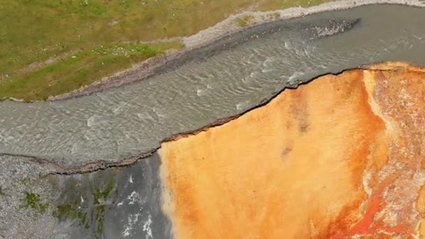 图鲁索谷地景观空中俯瞰近景自然矿泉资源橙色结构和图样与汽车通过 观光的概念 — 图库视频影像