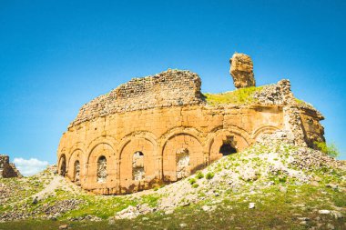 Bana katedrali üzerinde uçan bir uçak. Türkiye 'nin ünlü Gürcistan simgesi