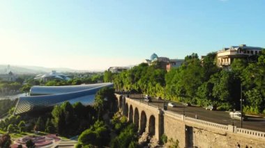 Tiflis, Gürcistan - 16 Haziran 2022: Hava manzaralı Tiflis manzaralı trafik, modern Rike park binaları