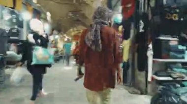 Perspektif hiperlapse turist yürüyüşü Büyük Pazar 'da İran pas satıcıları