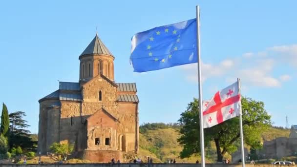 Vista Estática Banderas Georgianas Plaza Europa Con Panorama Iglesia Capital — Vídeo de stock