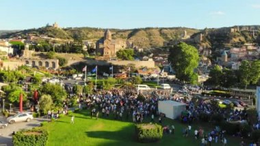 Tiflis, Gürcistan - 16 Haziran 2022: Avrupa 'nın özgür irade caddesi üzerinde Avrupa meydanındaki insanların hava manzaralı kalabalığı Avrupa Birliği' nin bir parçası olmak istiyor