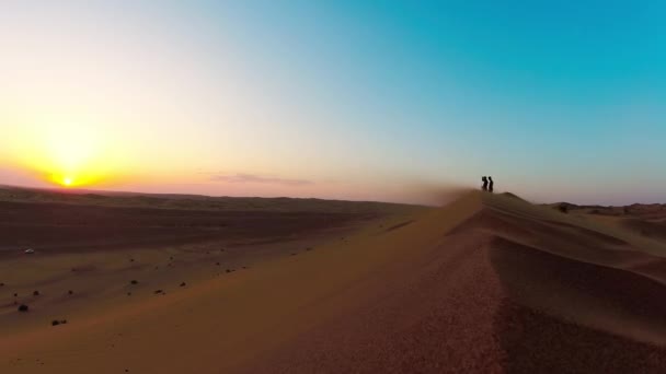 Turistvandring Sanddyner Och Fånga Stunder Vid Solnedgången Kashans Öken Utomhus — Stockvideo