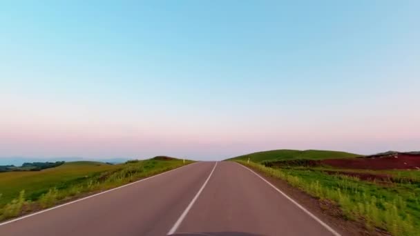 Escénica Vista Panorámica Vegetación Puesta Del Sol Coche Frente Unidad — Vídeos de Stock