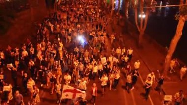 Tiflis, Gürcistan - 20 Haziran 2022: Havadan görüşlü insanlar büyük çaplı AB yanlısı miting etkinliği için sokaklara döküldüler. Binlerce insan barışçıl gösteri etkinliğinde. Başkent Gürcistan 'da Avrupa yanlısı miting