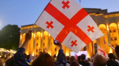 Tiflis, Gürcistan - 20 Haziran 2022: Gürcistan parlamentosu tarafından AB yanlısı önemli miting etkinliği hakkında halk. Binlerce insan barışçıl gösteri etkinliğinde. Başkent Gürcistan 'da Avrupa yanlısı ralli
