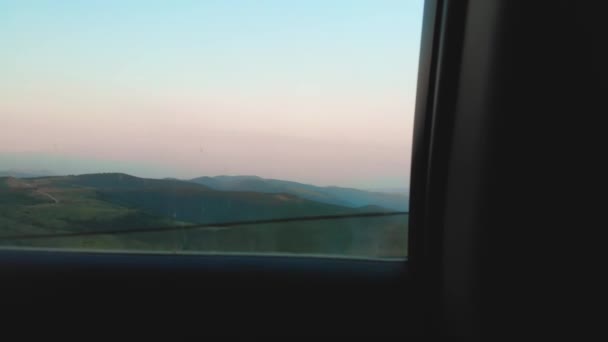 在日落时分驾驶车窗俯瞰自然山景 观光游览观光游览 在农村度假的假期 — 图库视频影像