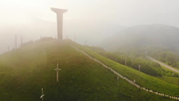 Pareja Aérea Turista Subir Escaleras Didgori Monumento Histórico Sitio Georgia — Vídeos de Stock