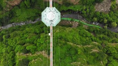 Dashbashi, Gürcistan - 19 Haziran 2022: Gürcistan kırsalındaki manzaralı dashbashi vadisi üzerindeki cam köprü üzerindeki elmas şekilli hava manzaralı platform. Vadinin üzerindeki ünlü modern köprü