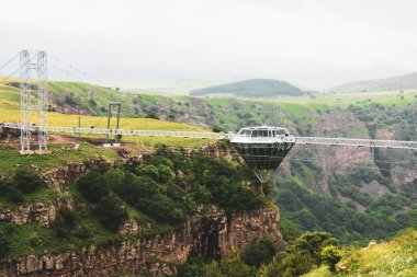 Dashbashi, Gürcistan - 19 Haziran 2022: Gürcistan kırsalındaki manzaralı dashbashi vadisi üzerindeki cam köprü üzerinde durağan manzaralı elmas şekilli platform. Kafkasya 'daki vadi üzerindeki ünlü modern köprü
