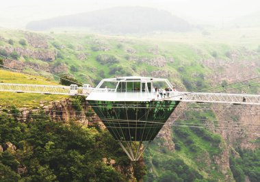 Glass Köprüsü 'ndeki elmas şekilli platform Georgia kırsalındaki Dashbashi Vadisi' nin üzerinde. Kafkasya 'daki vadi üzerindeki ünlü modern köprü
