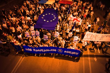Tiflis, Gürcistan - 20 Haziran 2022: Havadan görüşlü insanlar büyük çaplı AB yanlısı miting etkinliği için sokaklara döküldüler. Binlerce insan barışçıl gösteri etkinliğinde. Başkent Gürcistan 'da Avrupa yanlısı protestocular AB konseyine itiraz etti