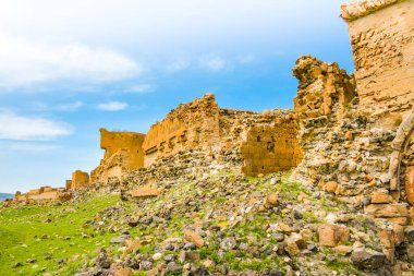 Türkiye 'de Ani duvar kalıntıları, Kars' ta hava zoom 'u görülüyor. Ortaçağ Ermeni şehrinin arkeolojik sitesi