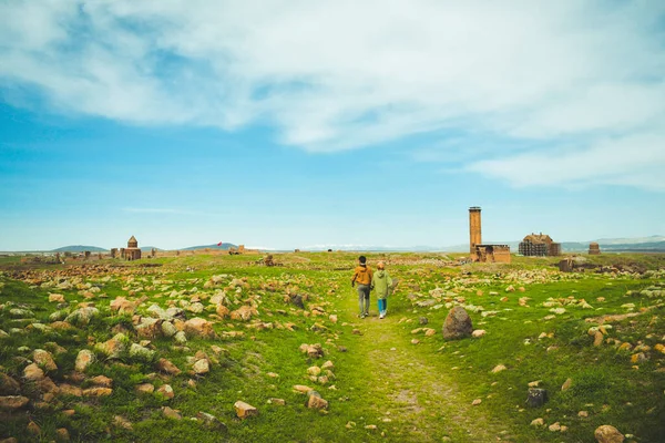 Muslimisch Türkisches Paar Spaziert Durch Ani Ruinen Archäologische Stätte Ostanatolien — Stockfoto