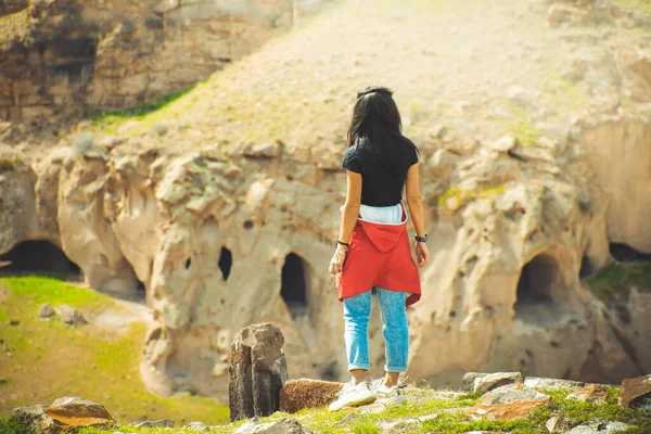 Kadın Turist Ani Arkeoloji Sahasında Güneşli Bir Günün Tadını Çıkarıyor — Stok fotoğraf