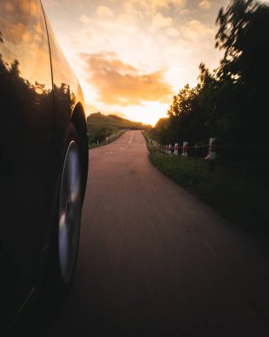 Asfalt yolda hareket halindeki tekerlek bulanıklaşır. Kafkasya 'da macera ve off road turları. Gürcistan 'da seyahat