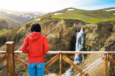 Kafkasyalı genç bir kadın tatil için Susuz Şelalesi manzarasının tadını çıkarıyor.