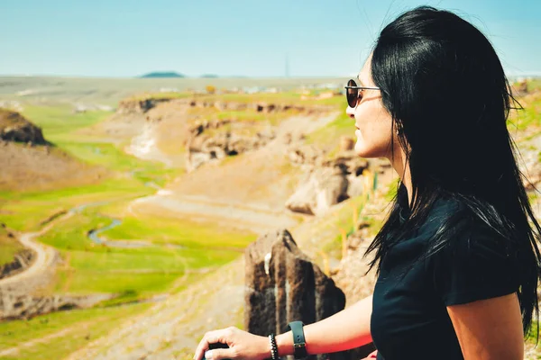 Kafkasyalı Kadın Gözcü Yaz Tatilinde Gezide Manzaralı Doğa Manzarasının Tadını — Stok fotoğraf