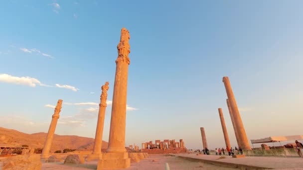在伊朗的珀西波利斯 蓝天背景上的风景废墟与游客在一起 古老的波斯城市波斯波利斯受欢迎的中东旅游胜地 — 图库视频影像