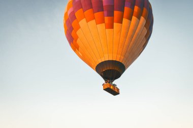 Cappadocia 'nın ünlü turistik cazibesi bir hava uçuşudur. Kapadokya tüm dünyada balonlu uçuşlar için en iyi yerlerden biri olarak bilinir. Kapadokya, Türkiye.