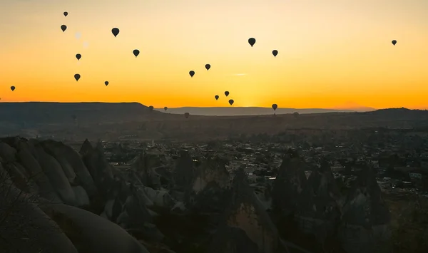 Vadide Sabahın Erken Saatlerinde Gökyüzünde Kayalar Balonlarla Kapadokya Hindi Seçmeli — Stok fotoğraf