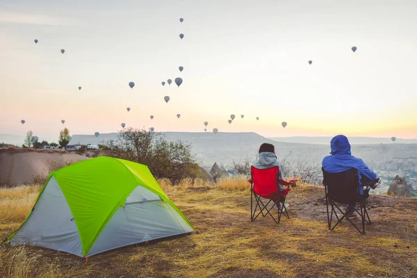 Junge Kaukasische Romantische Paar Sitzen Und Genießen Luftballons Den Himmel — Stockfoto