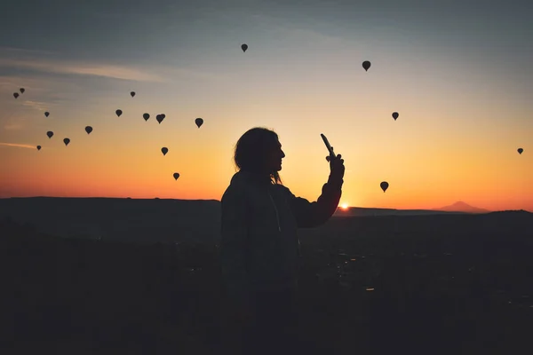 Silhouette Smart Phone Hands Woman Taking Pictures Beautiful Landscape Balloons — Photo