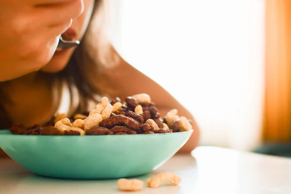 Vista Cerca Chico Caucásico Sentarse Comer Cereales Cocina Mesa Blanca —  Fotos de Stock