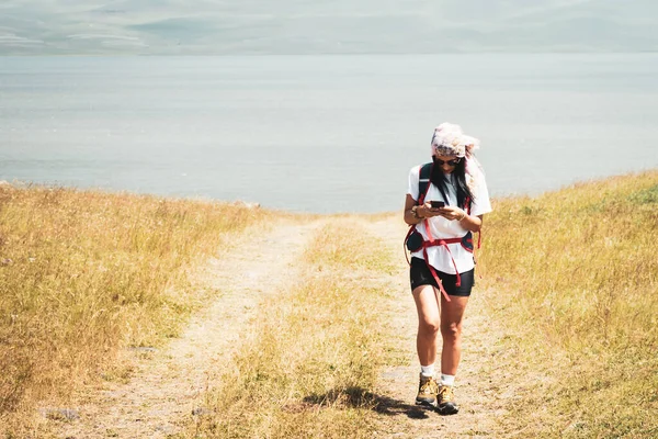Woman Use Phone Navigation Outdoors Navigate Hiking Trail Reach Destination — Foto Stock