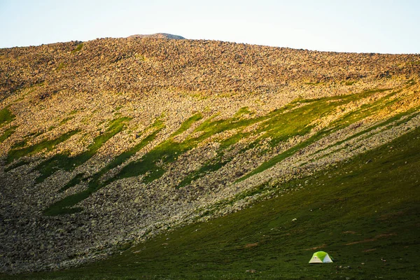 Tenda Verde Ficar Por Montanhas Pôr Sol Livre Conceito Solidão — Fotografia de Stock